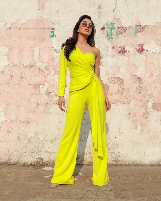 bXUzmBwRK.js - kiara advani 57